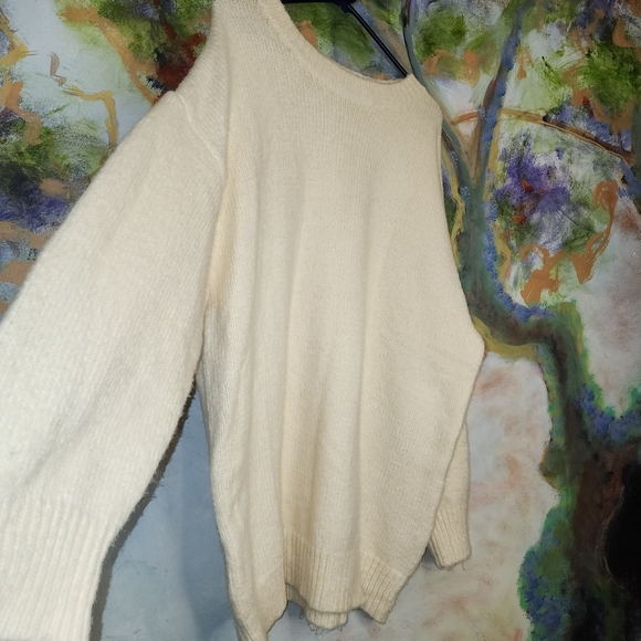 Vintage-Inspired White Oversized Long Sleeve Sweater - Picture 6 of 10
